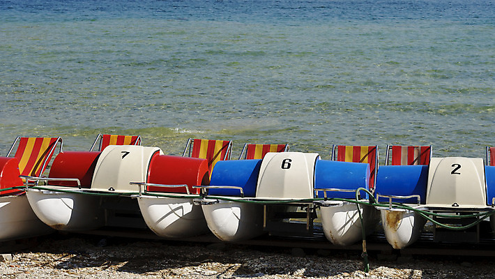 포토 JPG 해외이미지 호수 스포츠 바다 교통시설 자연 휴가 휴식 항해 사람없음 야외 빨간색 물 파란색 컬러풀 운동 노란색 침묵 흰색 보트 플라스틱 휴양지 내추럴 페달 해외202004 해외포토 자연요소 컬러 교통 컨셉 배_교통 재질 건강 소리 장소 시설 생태계 파일형식 이미지허브