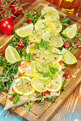 포토 JPG 해외이미지 접시 음식 바다 조각 토마토 채소 과일 고추 귤 건강 어류 요리 사람없음 세로 양념 조미료 고수 오븐 강의 자르기 굽기 레몬 허브 메인 향신료 준비 올리브 날것 라임 레시피 후추 성분 대서양 소금물 짠맛 탄수화물 해외202004 해외포토 식물 식기 열매 모션 수중동물 가전제품 맛 구이 향미료 파일형식 이미지허브