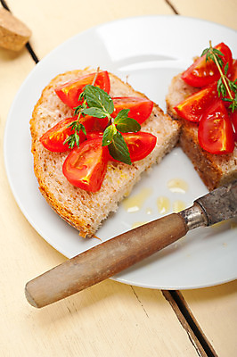 포토 JPG 해외이미지 음식 빵 조각 토마토 채소 유리 샌드위치 건강 마늘 요리 사람없음 목재 빨간색 식사 저녁식사 이탈리아 시골 신선 항아리 맛 애피타이저 지중해 민트 허브 토스트 바질 점심식사 백리향 브루스케타 개조 해외202004 해외포토 나무 식물 유럽 바다 컬러 컨셉 재료 재질 도자기 파일형식 나라 이미지허브