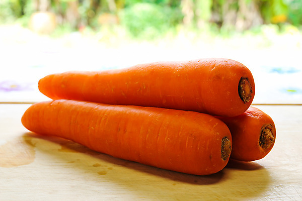 포토 JPG 해외이미지 음식 줄기 조각 백그라운드 채소 오렌지 부분 사람없음 초록색 당근 흰색 유기농 날것 뿌리 고립 숙성 해외202004 해외포토 식물 웰빙 컬러 과일 뿌리채소 파일형식 이미지허브