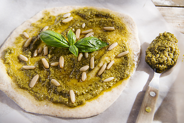 포토 JPG 해외이미지 피자 실내 사람없음 숟가락 바르기 바질 나무탁자 종이호일 페스토 해외202004 해외포토 모션 탁자 패스트푸드 서양음식 수저 내부 소스_음식 파일형식 이미지허브