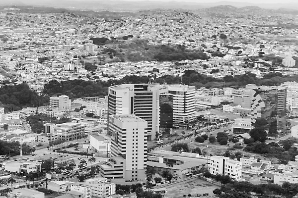 포토 JPG 해외이미지 응시 여행 건축양식 하늘 안테나 파노라마 사람없음 야외 건물 도시풍경 탑 검은색 흰색 도시 남아메리카 도심 지역 에콰도르 타운 스카이라인 해외202004 해외포토 건축물 시선 건축 컬러 통신 촬영기법 아메리카 풍경 파일형식 이미지허브
