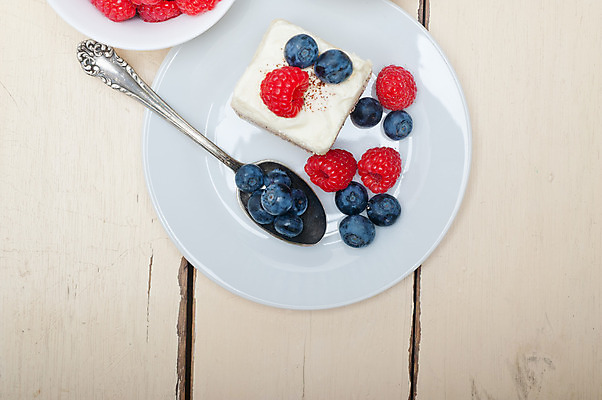 포토 JPG 해외이미지 접시 디저트 사람없음 케이크 숟가락 달콤 블루베리 산딸기 해외202004 해외포토 식기 음식 과일 수저 맛 파일형식 이미지허브