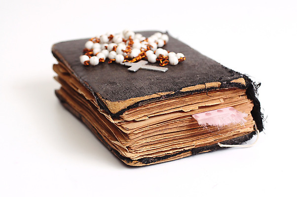 포토 JPG 해외이미지 전통 리본 기독교 종교 종이 분홍색 십자가 목걸이 사람없음 목재 책 단어 교회 믿음 검은색 성경 천주교 덮개 영혼 오브젝트 페이지 신성 찢어짐 묵주 단아함 북마크 사실 신앙심 옛날 해외202004 해외포토 나무 문자 감정 컬러 재료 장신구 종교용품 종교건축 모션 건물 뚜껑 파일형식 이미지허브