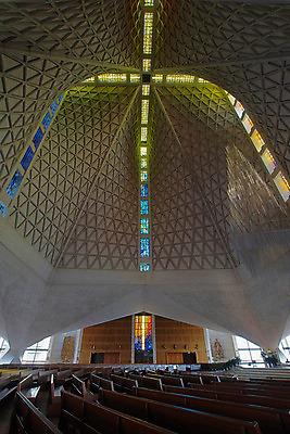 포토 JPG 해외이미지 기독교 종교 십자가 벤치 건축양식 유리 사람없음 내부 빛 성당 교회 얼룩 성자 천장 샹들리에 캘리포니아 신성 로마인 보호구역 해외202004 해외포토 건축 의자 종교건축 재질 조명 인종 건물 미국 구역 파일형식 이미지허브