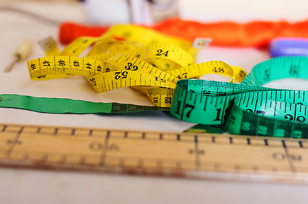 포토 JPG 해외이미지 리본 오렌지 아프리카 탁자 자 사람없음 내부 목재 초록색 노란색 작업실 바느질 배열 오브젝트 해외202004 해외포토 나무 나라 컬러 가구 과일 재료 문구용품 파일형식 이미지허브