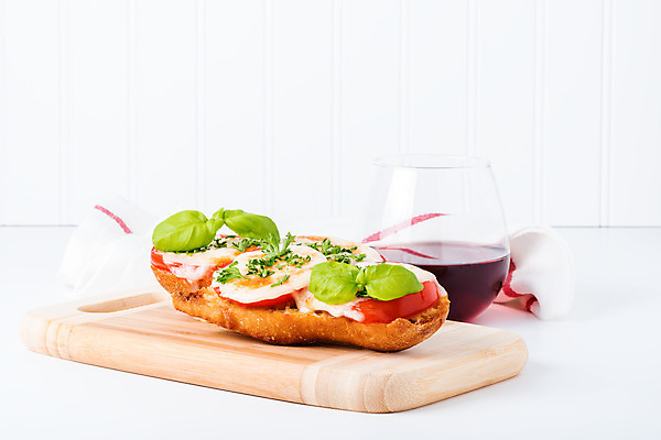 포토 JPG 해외이미지 음식 빵 토마토 유리 치즈 도마 샌드위치 사람없음 빨간색 와인 식사 흰색 신선 그릴 바게트 만취 허브 점심식사 모짜렐라치즈 해외202004 해외포토 식물 컬러 채소 재질 주방용품 유제품 주류 술취함 파일형식 이미지허브