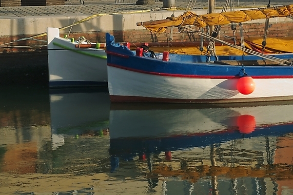 포토 JPG 해외이미지 전통 유럽 여행 백그라운드 낚시 사람없음 물 파란색 컬러풀 반사 일몰 어선 보트 함선 옛날 해외202004 해외포토 자연요소 나라 컬러 배_교통 레저 노을 파일형식 이미지허브