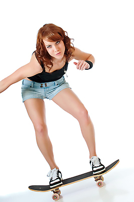 포토 JPG 해외이미지 응시 여자 스포츠 반바지 갈색머리 한명 세로 승차 벌거벗은 해외202004 해외포토 1 헤어스타일 시선 바지 모션 사람 파일형식 이미지허브