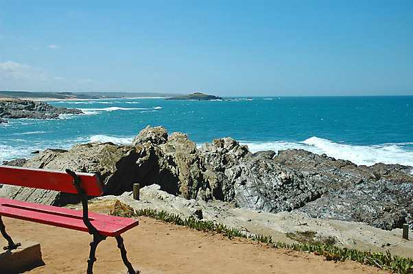 포토 JPG 해외이미지 모래 섬 벤치 의자 휴식 풍경 사람없음 빨간색 암초 해외202004 해외포토 컬러 가구 컨셉 파일형식 이미지허브