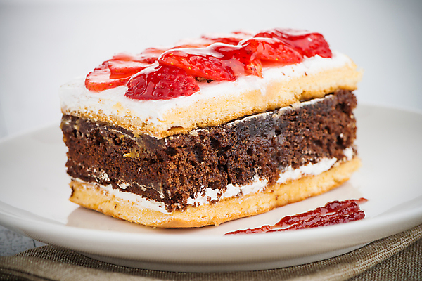 포토 JPG 해외이미지 접시 딸기 실내 사람없음 케이크 초콜릿 달콤 흰배경 해외202004 해외포토 식기 백그라운드 과일 디저트 내부 흰색 맛 파일형식 이미지허브