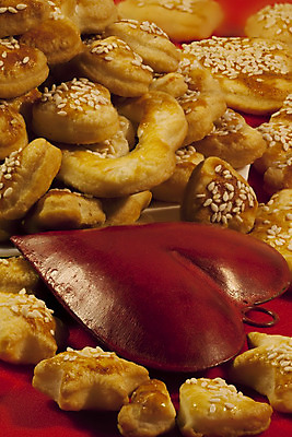 포토 JPG 해외이미지 전통 감정 음식 데이트 관계 탁자 휴가 함께함 발렌타인데이 선물 사랑 요리 씨앗 사람없음 빨간색 쌓기 쿠키 주방 식사 봄 하트 마음 축하 인사 신선 달콤 맛 떨어짐 굽기 먹기 열정 깨 페스츄리 핸드메이드 해외202004 해외포토 모양 식물 계절 빵 컬러 가구 컨셉 식재료 모션 데이이벤트 디저트 예절 조미료 구이 파일형식 이미지허브