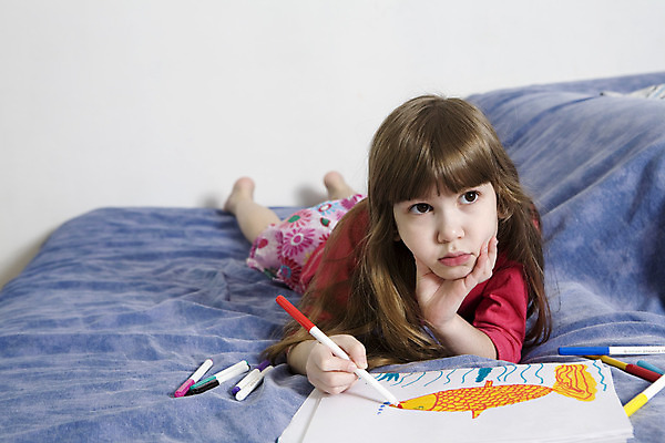 포토 JPG 해외이미지 여학생 교육 종이 어린이 생각 일러스트 어류 미술 한명 장식 유치원 꿈 그리기 스케치 오브젝트 만족 그림 배려 심각 해외202004 해외포토 1 학생 여자 감정 컨셉 모션 문화예술 사람 수중동물 파일형식 이미지허브