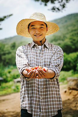 포토 JPG 주간 모자 남자 40대 채소 방울토마토 자연 한명 미소 들기 사람 동양인 성인 야외 농장 농사 한국인 농부 유기농 남자만 남자한명만 성인남자만 성인한명만 성인남자한명만 중년만 중년남자만 중년남자한명만 성인만 소상공인 국내포토 자연요소 직업 1 웰빙 잡화 중년 농업 토마토 모션 표정 인종 경제 상인 생태계 파일형식