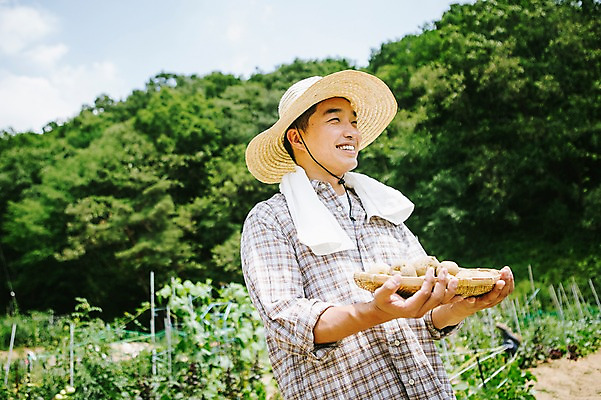 포토 JPG 주간 모자 남자 40대 채소 자연 감자 한명 들기 사람 동양인 성인 야외 아웃포커스 농장 바구니 농사 한국인 농부 유기농 남자만 남자한명만 성인남자만 성인한명만 성인남자한명만 중년만 중년남자만 중년남자한명만 성인만 소상공인 국내포토 자연요소 직업 1 웰빙 잡화 중년 농업 모션 촬영기법 인종 경제 상인 생태계 파일형식