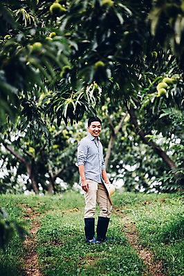 포토 JPG 주간 전신 모자 남자 40대 자연 장화 한명 서기 미소 사람 동양인 성인 야외 농장 농사 한국인 농부 유기농 밤나무 남자만 남자한명만 성인남자만 성인한명만 성인남자한명만 중년만 중년남자만 중년남자한명만 성인만 국내포토 자연요소 나무 직업 1 웰빙 잡화 중년 신발 농업 모션 표정 인종 밤_견과류 생태계 파일형식