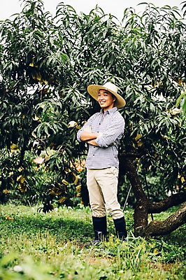 포토 JPG 주간 전신 모자 남자 40대 과일 자연 관리 한명 서기 미소 사람 동양인 성인 야외 농장 팔짱 농사 한국인 농부 과일나무 유기농 복숭아 복사나무 남자만 남자한명만 성인남자만 성인한명만 성인남자한명만 중년만 중년남자만 중년남자한명만 성인만 국내포토 자연요소 나무 직업 1 웰빙 잡화 중년 농업 모션 표정 인종 생태계 파일형식