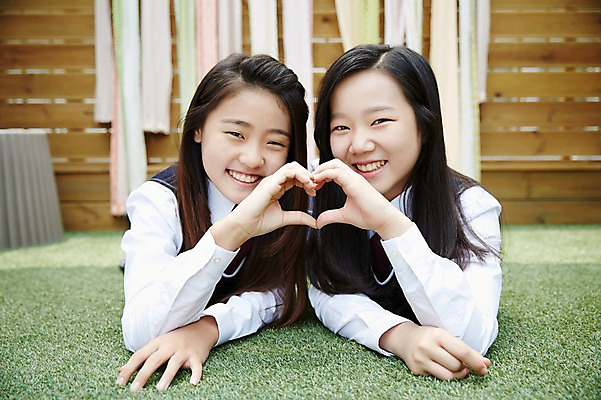 포토 JPG 스튜디오촬영 여학생 여자 교복 엎드리기 여고생 고등학생 실내 미소 사람 동양인 상반신 두명 앞모습 10대 친구 우정 한국인 손하트 여자만 십대만 십대여자만 국내포토 학생 옷 뷰포인트 관계 모션 청소년 표정 인종 손짓 내부 파일형식