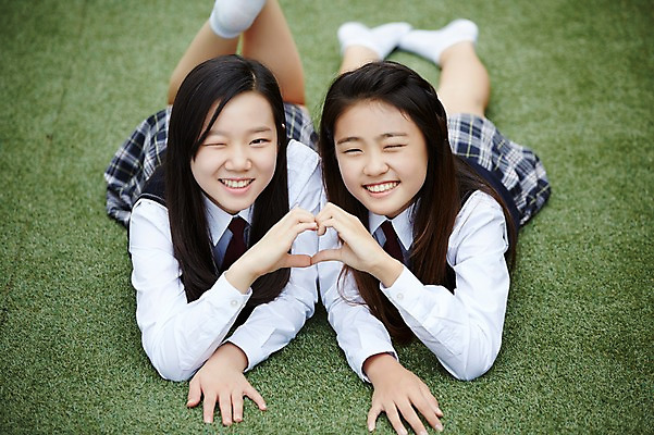 포토 JPG 스튜디오촬영 전신 여학생 여자 교복 엎드리기 여고생 고등학생 실내 미소 사람 동양인 상반신 두명 앞모습 10대 친구 우정 한국인 손하트 여자만 십대만 십대여자만 국내포토 학생 옷 뷰포인트 관계 모션 청소년 표정 인종 손짓 내부 파일형식