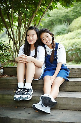 포토 JPG 주간 전신 공원 여자 고등학생 휴식 서울 한국 미소 사람 앉기 동양인 야외 두명 앞모습 10대 캐주얼 친구 계단 기댐 우정 한국인 남산 여자만 십대만 십대여자만 국내포토 자연요소 학생 옷 공공시설 아시아 뷰포인트 컨셉 관계 모션 청소년 표정 인종 랜드마크 파일형식