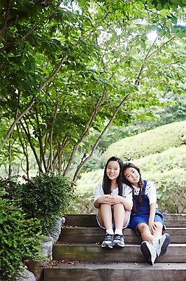 포토 JPG 주간 전신 공원 여자 고등학생 휴식 서울 한국 미소 사람 앉기 동양인 야외 두명 앞모습 10대 캐주얼 친구 계단 기댐 우정 한국인 남산 여자만 십대만 십대여자만 국내포토 자연요소 학생 옷 공공시설 아시아 뷰포인트 컨셉 관계 모션 청소년 표정 인종 랜드마크 파일형식