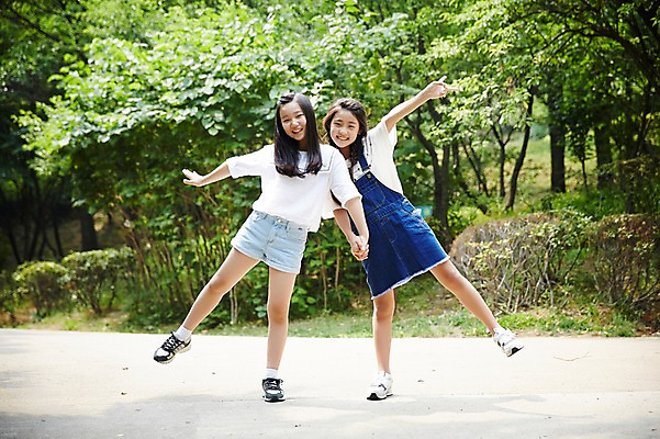 포토 JPG 주간 전신 공원 여자 장난 고등학생 팔벌리기 서울 한국 서기 미소 사람 동양인 야외 두명 앞모습 10대 캐주얼 친구 손잡기 우정 산책로 한국인 브이 남산 여자만 십대만 십대여자만 국내포토 자연요소 학생 옷 공공시설 아시아 길 뷰포인트 관계 모션 청소년 표정 인종 손짓 랜드마크 파일형식
