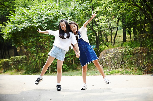 포토 JPG 주간 전신 공원 여자 장난 고등학생 팔벌리기 서울 한국 서기 미소 사람 동양인 야외 두명 앞모습 10대 캐주얼 친구 손잡기 우정 산책로 한국인 브이 남산 여자만 십대만 십대여자만 국내포토 자연요소 학생 옷 공공시설 아시아 길 뷰포인트 관계 모션 청소년 표정 인종 손짓 랜드마크 파일형식