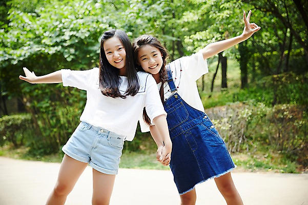 포토 JPG 주간 공원 여자 장난 고등학생 팔벌리기 서울 한국 서기 미소 사람 동양인 상반신 야외 두명 앞모습 10대 캐주얼 친구 손잡기 우정 산책로 한국인 브이 남산 여자만 십대만 십대여자만 국내포토 자연요소 학생 옷 공공시설 아시아 길 뷰포인트 관계 모션 청소년 표정 인종 손짓 랜드마크 파일형식