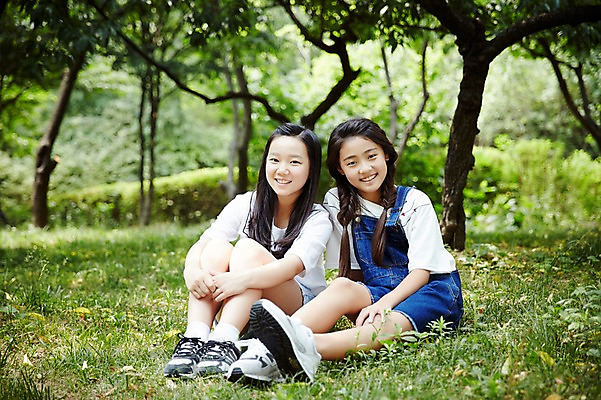 포토 JPG 주간 전신 공원 여자 고등학생 휴식 서울 한국 미소 사람 앉기 동양인 잔디 야외 두명 10대 캐주얼 친구 우정 한국인 남산 여자만 십대만 십대여자만 국내포토 자연요소 식물 학생 옷 공공시설 아시아 컨셉 관계 모션 청소년 표정 인종 랜드마크 파일형식