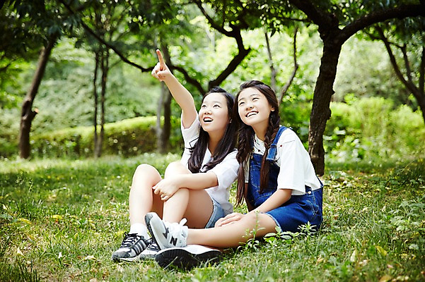 포토 JPG 주간 전신 응시 공원 여자 고등학생 휴식 서울 한국 미소 사람 앉기 동양인 잔디 야외 두명 10대 캐주얼 친구 우정 한국인 가리킴 남산 여자만 십대만 십대여자만 국내포토 자연요소 식물 학생 시선 옷 공공시설 아시아 컨셉 관계 모션 청소년 표정 인종 손짓 랜드마크 파일형식