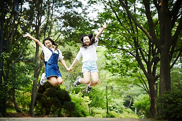포토 JPG 주간 전신 공원 여자 고등학생 서울 한국 미소 웃음 사람 동양인 야외 두명 앞모습 10대 캐주얼 손들기 손잡기 점프 우정 한국인 남산 여자만 십대만 십대여자만 국내포토 자연요소 학생 옷 공공시설 아시아 뷰포인트 모션 청소년 표정 인종 친구 랜드마크 파일형식