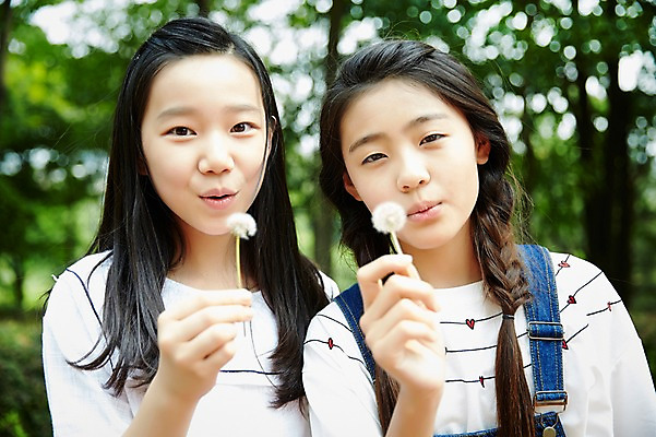 포토 JPG 주간 여자 고등학생 서울 한국 들기 사람 동양인 상반신 야외 두명 앞모습 아웃포커스 10대 캐주얼 친구 우정 한국인 민들레 불기 남산 여자만 십대만 십대여자만 국내포토 자연요소 학생 옷 꽃 아시아 뷰포인트 관계 모션 청소년 촬영기법 인종 랜드마크 파일형식