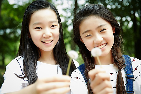 포토 JPG 주간 여자 고등학생 서울 한국 미소 들기 사람 동양인 상반신 야외 두명 앞모습 아웃포커스 10대 캐주얼 친구 우정 한국인 민들레 남산 여자만 십대만 십대여자만 국내포토 자연요소 학생 옷 꽃 아시아 뷰포인트 관계 모션 청소년 촬영기법 표정 인종 랜드마크 파일형식