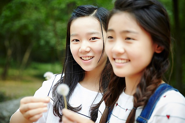 포토 JPG 주간 여자 고등학생 서울 한국 미소 들기 사람 동양인 상반신 야외 두명 앞모습 옆모습 아웃포커스 10대 캐주얼 친구 우정 한국인 민들레 남산 여자만 십대만 십대여자만 국내포토 자연요소 학생 옷 꽃 아시아 뷰포인트 관계 모션 청소년 촬영기법 표정 인종 랜드마크 파일형식
