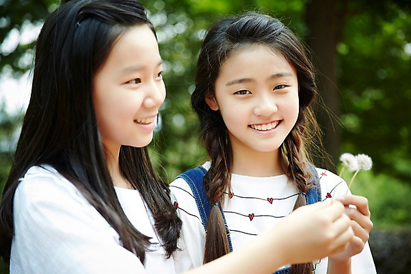 포토 JPG 주간 여자 고등학생 서울 한국 미소 들기 사람 동양인 상반신 야외 두명 앞모습 옆모습 아웃포커스 10대 캐주얼 친구 우정 한국인 민들레 남산 여자만 십대만 십대여자만 국내포토 자연요소 학생 옷 꽃 아시아 뷰포인트 관계 모션 청소년 촬영기법 표정 인종 랜드마크 파일형식