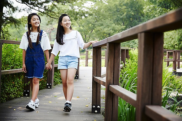 포토 JPG 주간 전신 공원 여자 고등학생 서울 한국 서기 미소 사람 동양인 야외 두명 앞모습 10대 캐주얼 친구 걷기 손잡기 우정 한국인 남산 가교 여자만 십대만 십대여자만 국내포토 자연요소 학생 건축물 옷 공공시설 아시아 뷰포인트 관계 모션 청소년 표정 인종 랜드마크 파일형식