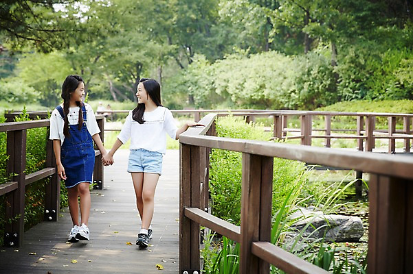 포토 JPG 주간 전신 공원 여자 고등학생 서울 한국 서기 미소 사람 동양인 야외 두명 앞모습 10대 캐주얼 친구 마주보기 걷기 손잡기 우정 한국인 남산 가교 여자만 십대만 십대여자만 국내포토 자연요소 학생 건축물 옷 공공시설 아시아 뷰포인트 관계 모션 청소년 표정 인종 랜드마크 파일형식