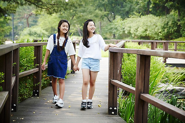 포토 JPG 주간 전신 공원 여자 고등학생 서울 한국 서기 미소 사람 동양인 야외 두명 앞모습 10대 캐주얼 친구 걷기 손잡기 우정 한국인 남산 가교 여자만 십대만 십대여자만 국내포토 자연요소 학생 건축물 옷 공공시설 아시아 뷰포인트 관계 모션 청소년 표정 인종 랜드마크 파일형식