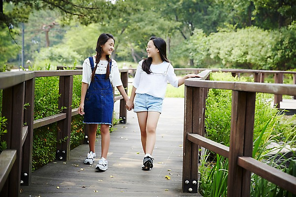 포토 JPG 주간 전신 공원 여자 고등학생 서울 한국 서기 미소 사람 동양인 야외 두명 앞모습 10대 캐주얼 친구 마주보기 걷기 손잡기 우정 한국인 남산 가교 여자만 십대만 십대여자만 국내포토 자연요소 학생 건축물 옷 공공시설 아시아 뷰포인트 관계 모션 청소년 표정 인종 랜드마크 파일형식