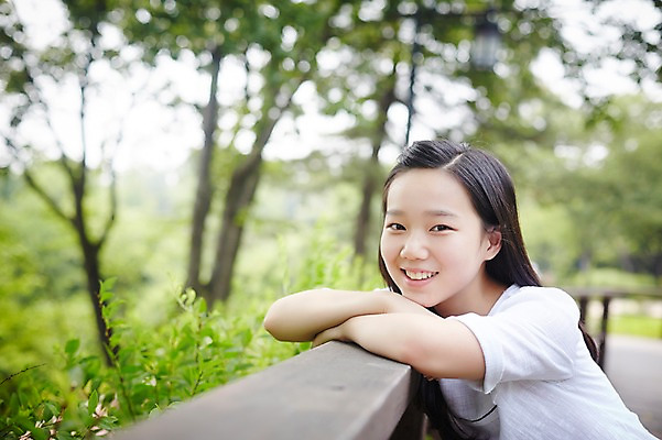 포토 JPG 주간 공원 여자 엎드리기 난간 고등학생 서울 한국 한명 미소 사람 동양인 상반신 야외 아웃포커스 10대 캐주얼 한국인 남산 가교 여자만 여자한명만 십대만 십대여자만 십대여자한명만 국내포토 자연요소 1 학생 건축물 옷 공공시설 아시아 모션 청소년 촬영기법 표정 인종 랜드마크 파일형식