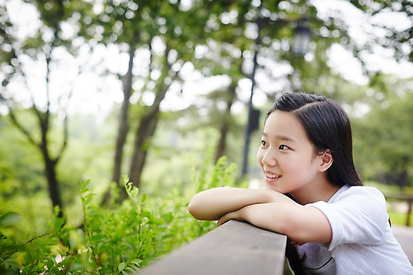 포토 JPG 주간 공원 여자 엎드리기 난간 고등학생 서울 한국 한명 미소 사람 동양인 상반신 야외 아웃포커스 10대 캐주얼 한국인 남산 가교 여자만 여자한명만 십대만 십대여자만 십대여자한명만 국내포토 자연요소 1 학생 건축물 옷 공공시설 아시아 모션 청소년 촬영기법 표정 인종 랜드마크 파일형식