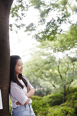 포토 JPG 주간 나무 공원 여자 고등학생 휴식 서울 한국 한명 서기 미소 사람 동양인 상반신 야외 옆모습 10대 캐주얼 팔짱 기댐 한국인 나무기둥 남산 여자만 여자한명만 십대만 십대여자만 십대여자한명만 국내포토 자연요소 식물 1 학생 옷 공공시설 아시아 뷰포인트 컨셉 모션 청소년 표정 인종 랜드마크 파일형식