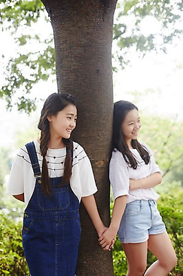 포토 JPG 주간 나무 공원 여자 고등학생 휴식 서울 한국 서기 미소 사람 동양인 상반신 야외 두명 앞모습 옆모습 10대 캐주얼 친구 손잡기 기댐 우정 한국인 나무기둥 남산 여자만 십대만 십대여자만 국내포토 자연요소 식물 학생 옷 공공시설 아시아 뷰포인트 컨셉 관계 모션 청소년 표정 인종 랜드마크 파일형식