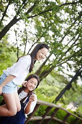 포토 JPG 주간 공원 여자 난간 고등학생 서울 한국 미소 사람 앉기 동양인 상반신 야외 두명 앞모습 옆모습 10대 캐주얼 친구 우정 한국인 남산 가교 여자만 십대만 십대여자만 국내포토 자연요소 학생 건축물 옷 공공시설 아시아 뷰포인트 관계 모션 청소년 표정 인종 랜드마크 파일형식