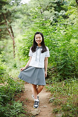포토 JPG 주간 전신 여학생 여자 교복 여고생 고등학생 서울 한국 한명 서기 미소 사람 동양인 야외 앞모습 10대 치마 한국인 잡기 숲 남산 여자만 여자한명만 십대만 십대여자만 십대여자한명만 국내포토 자연요소 1 학생 옷 아시아 뷰포인트 모션 청소년 하의 표정 인종 랜드마크 파일형식