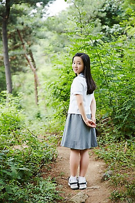 포토 JPG 주간 전신 여학생 여자 교복 여고생 고등학생 서울 한국 한명 서기 사람 동양인 야외 뒷모습 10대 한국인 뒤돌아보기 숲 뒷짐 남산 여자만 여자한명만 십대만 십대여자만 십대여자한명만 국내포토 자연요소 1 학생 옷 아시아 뷰포인트 모션 청소년 인종 랜드마크 파일형식