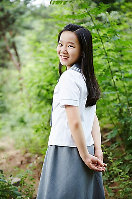 포토 JPG 주간 여학생 여자 교복 여고생 고등학생 서울 한국 한명 서기 미소 사람 동양인 상반신 야외 뒷모습 10대 한국인 뒤돌아보기 숲 뒷짐 남산 여자만 여자한명만 십대만 십대여자만 십대여자한명만 국내포토 자연요소 1 학생 옷 아시아 뷰포인트 모션 청소년 표정 인종 랜드마크 파일형식