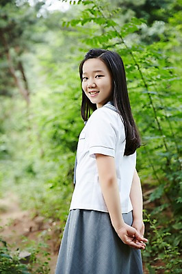 포토 JPG 주간 여학생 여자 교복 여고생 고등학생 서울 한국 한명 서기 미소 사람 동양인 상반신 야외 뒷모습 10대 한국인 뒤돌아보기 숲 뒷짐 남산 여자만 여자한명만 십대만 십대여자만 십대여자한명만 국내포토 자연요소 1 학생 옷 아시아 뷰포인트 모션 청소년 표정 인종 랜드마크 파일형식