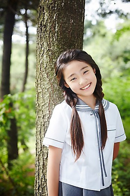 포토 JPG 주간 나무 여학생 여자 교복 여고생 고등학생 서울 한국 한명 미소 사람 동양인 상반신 야외 앞모습 10대 기댐 한국인 숲 나무기둥 남산 여자만 여자한명만 십대만 십대여자만 십대여자한명만 국내포토 자연요소 식물 1 학생 옷 아시아 뷰포인트 모션 청소년 표정 인종 랜드마크 파일형식