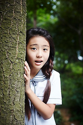 포토 JPG 주간 나무 여학생 여자 교복 여고생 고등학생 서울 한국 한명 사람 동양인 상반신 야외 앞모습 10대 놀람 한국인 숲 나무기둥 남산 숨기 여자만 여자한명만 십대만 십대여자만 십대여자한명만 국내포토 자연요소 식물 1 학생 옷 감정 아시아 뷰포인트 모션 청소년 표정 인종 랜드마크 파일형식